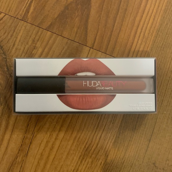 Huda Beauty liquid lipstick in Sweet Talker - Picture 2 of 5